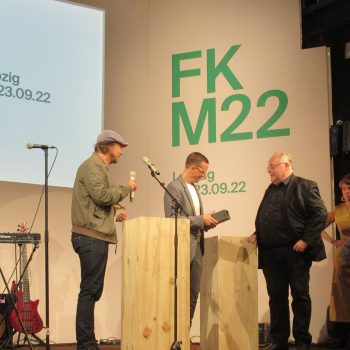 Preisübergabe Gilde-Filmpreis national 2022 durch Kalle Somnitz an Lars Jessen für Mittagsstunde