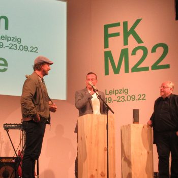 Preisübergabe Gilde-Filmpreis national 2022 durch Kalle Somnitz an Lars Jessen für Mittagsstunde