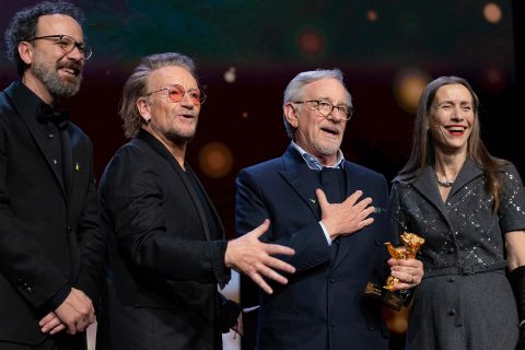 Steven Spielberg mit Goldenem Ehrenbär und Laudator Bono