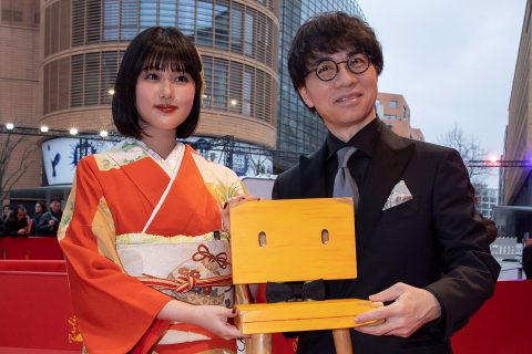Nanoka Hara und Makoto Shinkai mit einem wichtigen Requisit des Filmes