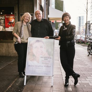 Programmchef Kalle Somnitz mit Regisseurin Sigrid Faltin (r.) und Anne Wotschke vor dem Atelier Kino, Foto: F. Kiefer.