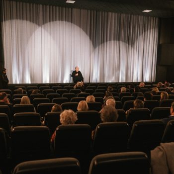 Programmchef Kalle Somnitz begrüßt die Kinogäste, Foto: F. Kiefer