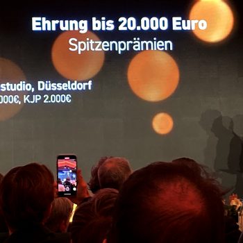 Jannis Niewöhner verkündet den Spitzenpreis für das Bambi