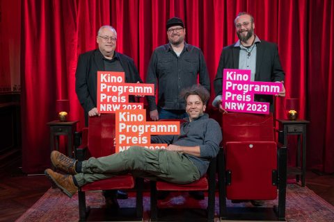 Kino Programm Preis NRW 2023: Gruppenfoto mit Kalle Somnitz, Eric Horst, Nico Elze, vorne: Daniel Bäldle