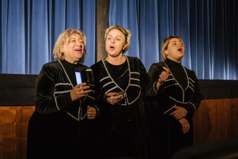 Der georgische Frauen-Chor Phazi bedankte sich für ihren Einsatz im Film mit einer musikalischen Kostprobe bei Regisseur Veil Helmer, Foto: Kiefer.