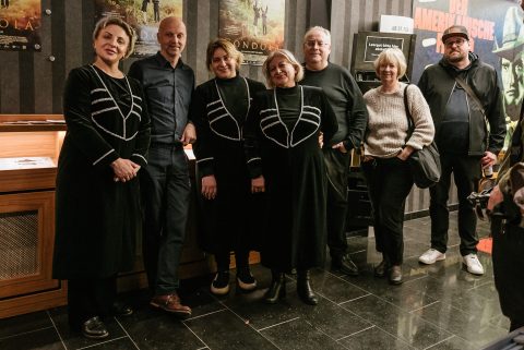 Gruppenfoto zum Abschied mit dem Frauen-Chor Phazi und Veil Helmer, Kalle Somnitz, Anne Wotschke und Eric Horst von den Düsseldorfer Filmkunstkinos, Foto: Kiefer.