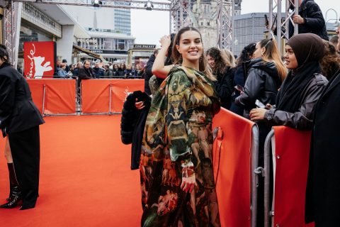 Red Carpet-Auftritt vor dem Zoopalast: Melia Kara, Hauptdarstellerin in ELLENBOGEN, Foto: Berlinale.