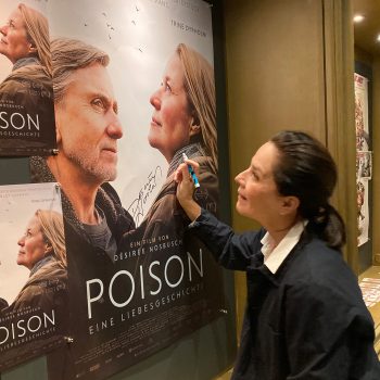 Désirée Nosbusch signiert das Filmplakat