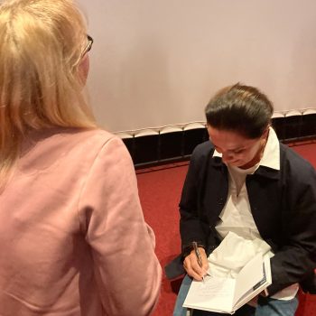 Désirée Nosbusch schreibt eine persönliche Widmung für eine Zuschauerin