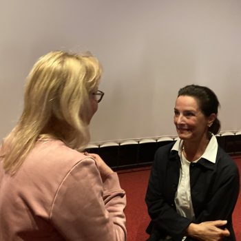Désiree Nosbusch (r.) im Gespräch mit einer Zuschauerin