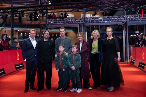 Glänzte in The Thing with Feathers: Benedict Cumberbatch (2.v.l. mit seinen beiden Filmsöhnen)