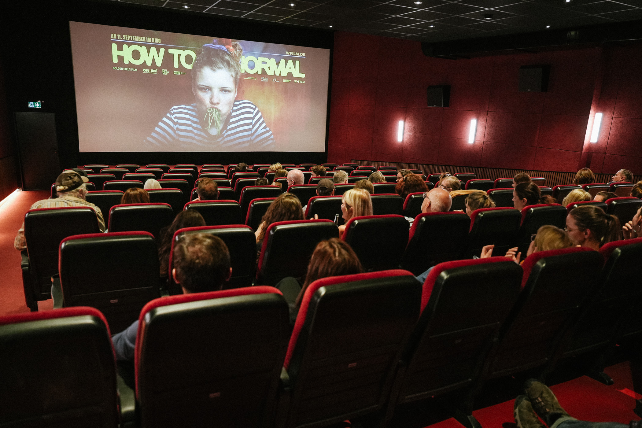 HOW TO BE NORMAL: Deutschlandpremiere im Metropol