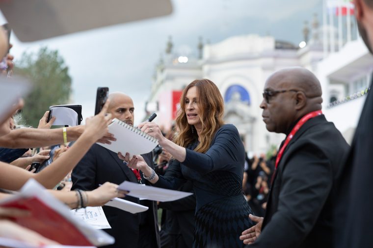 Zum ersten Mal in Venedig: Julia Robers beim Autogrammeschreiben, Foto: Jacobo Salvi.