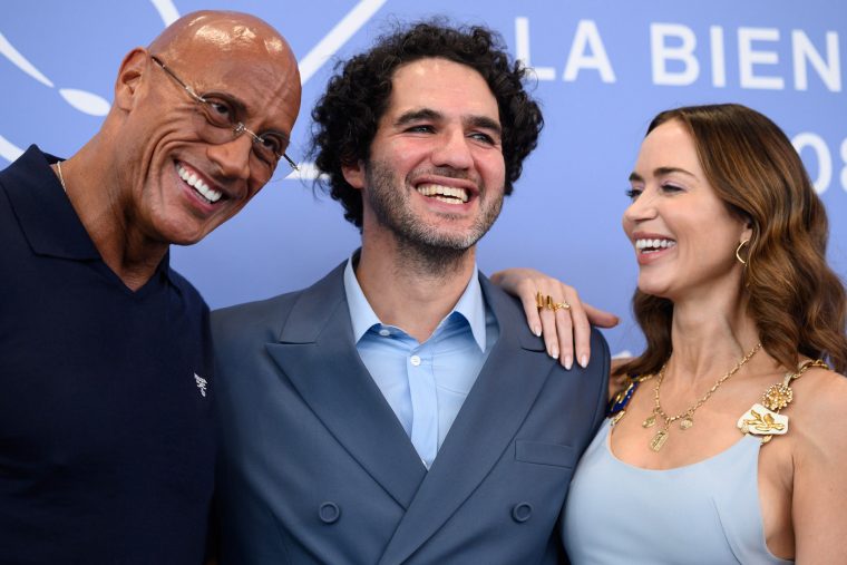 Gut gelauntes Trio: Regisseur Benny Safdie mit Emily Blunt und Dwayne Johnson, Foto: Kalka.