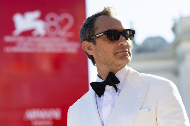 Der Zauberer vom Kremlin: Jude Law zu Gast in der Lagunenstadt Der Zauberer vom Kremlin: Jude Law zu Gast in der Lagunenstadt