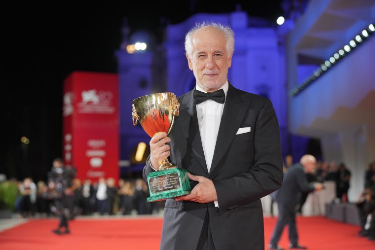 Stolzer Preisträger: Toni Servillo mit der Copa Volpi, Foto: Avezz.