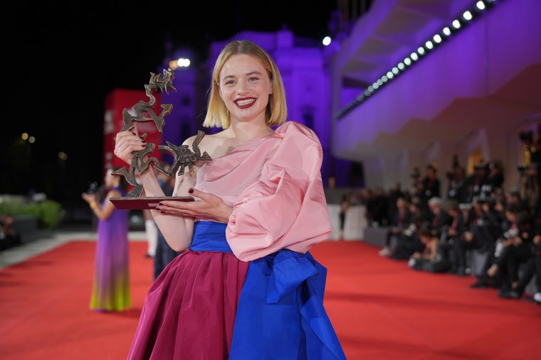 Strahlt auf dem Roten Teppich mit ihrem Preis um die Wette: Luna Wedler