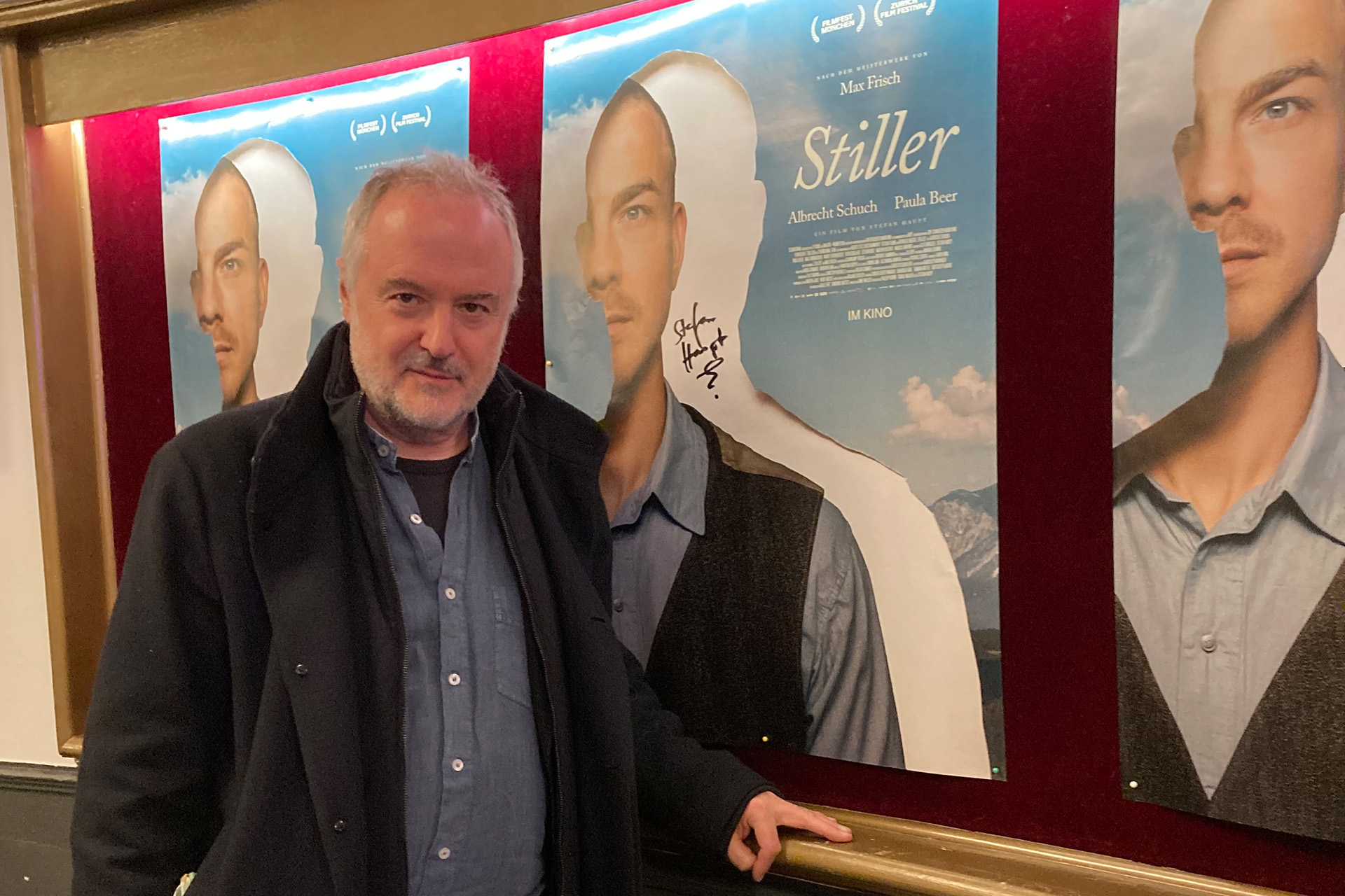 Regisseur Stefan Haupt im Cinema vor seinem signierten Filmplakat