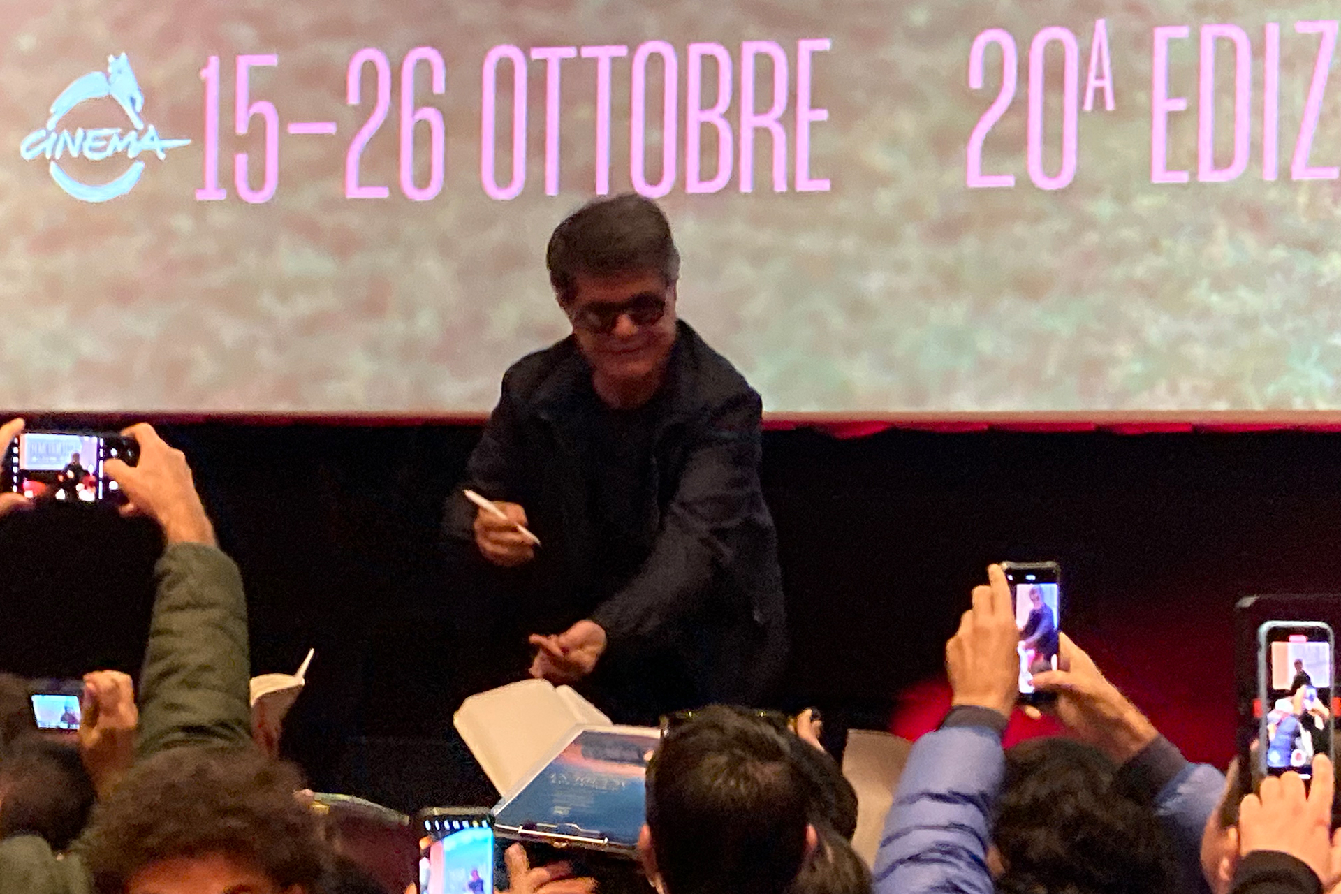 Jafar Panahi beim Autogrammschreiben nach seiner Masterclass auf dem Filmfest Rom
