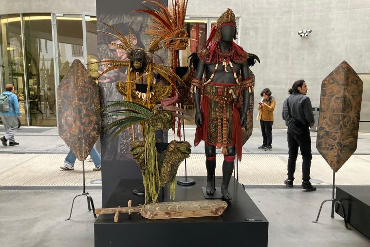 Exponat der Sandokan-Ausstellung vor dem Maxxi-Museum