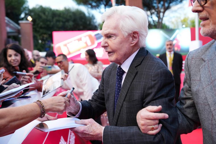 Derek Jacobi (Darsteller von Lucien Freud im Film) bei Autogrammeschreiben
