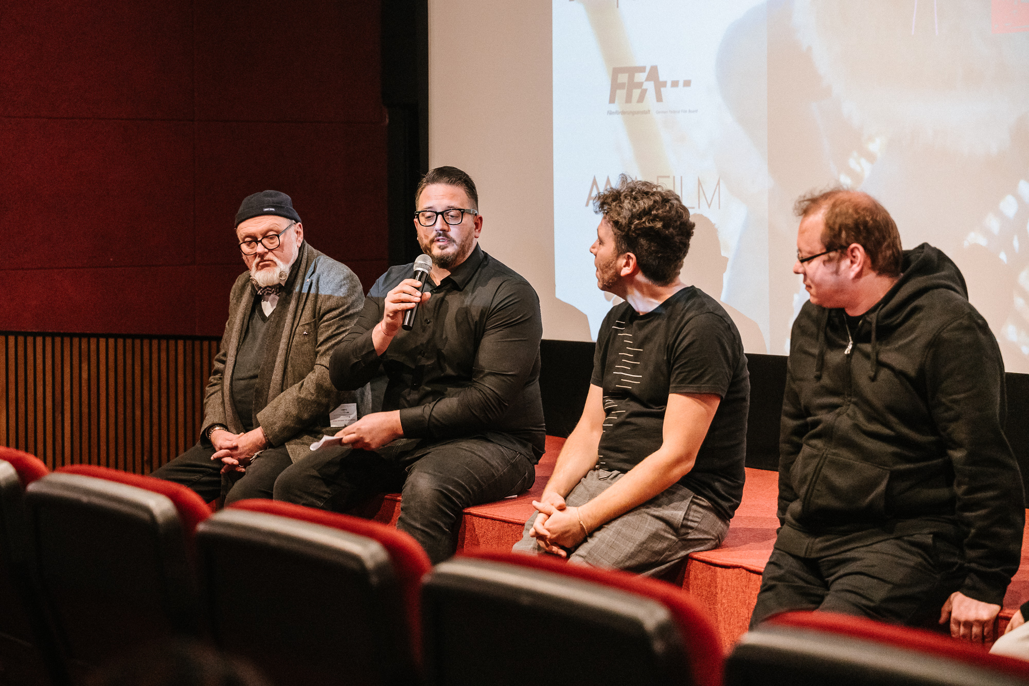 DAS FAST NORMALE LEBEN: Premiere im Metropol