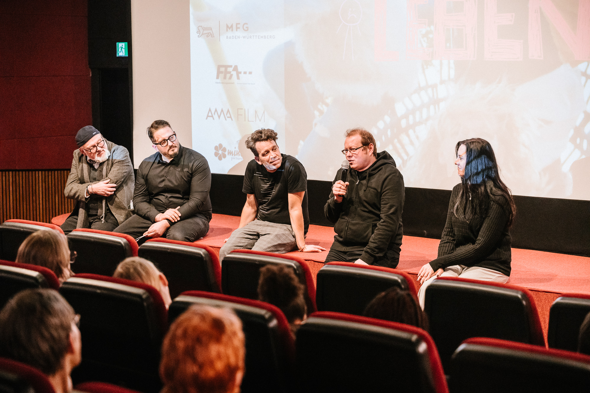 DAS FAST NORMALE LEBEN: Premiere im Metropol