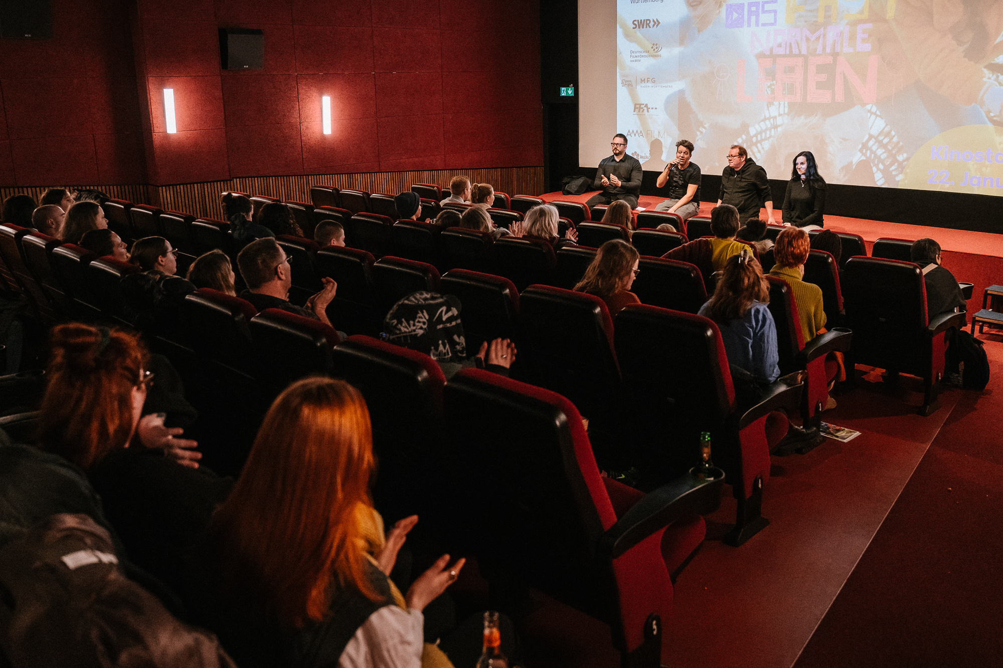 DAS FAST NORMALE LEBEN: Premiere im Metropol