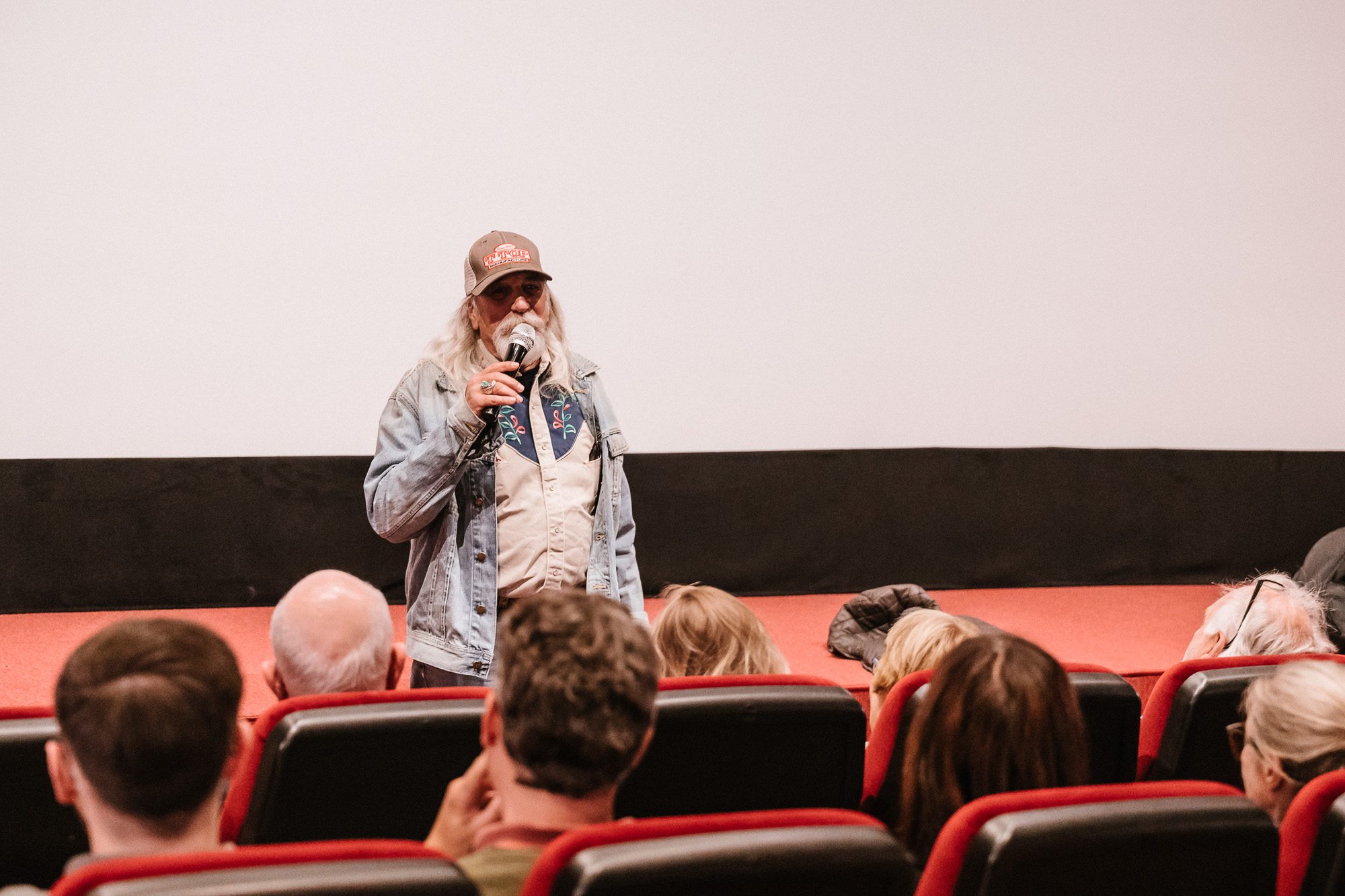 THE FLYING SIXPACKS: Premiere im Metropol