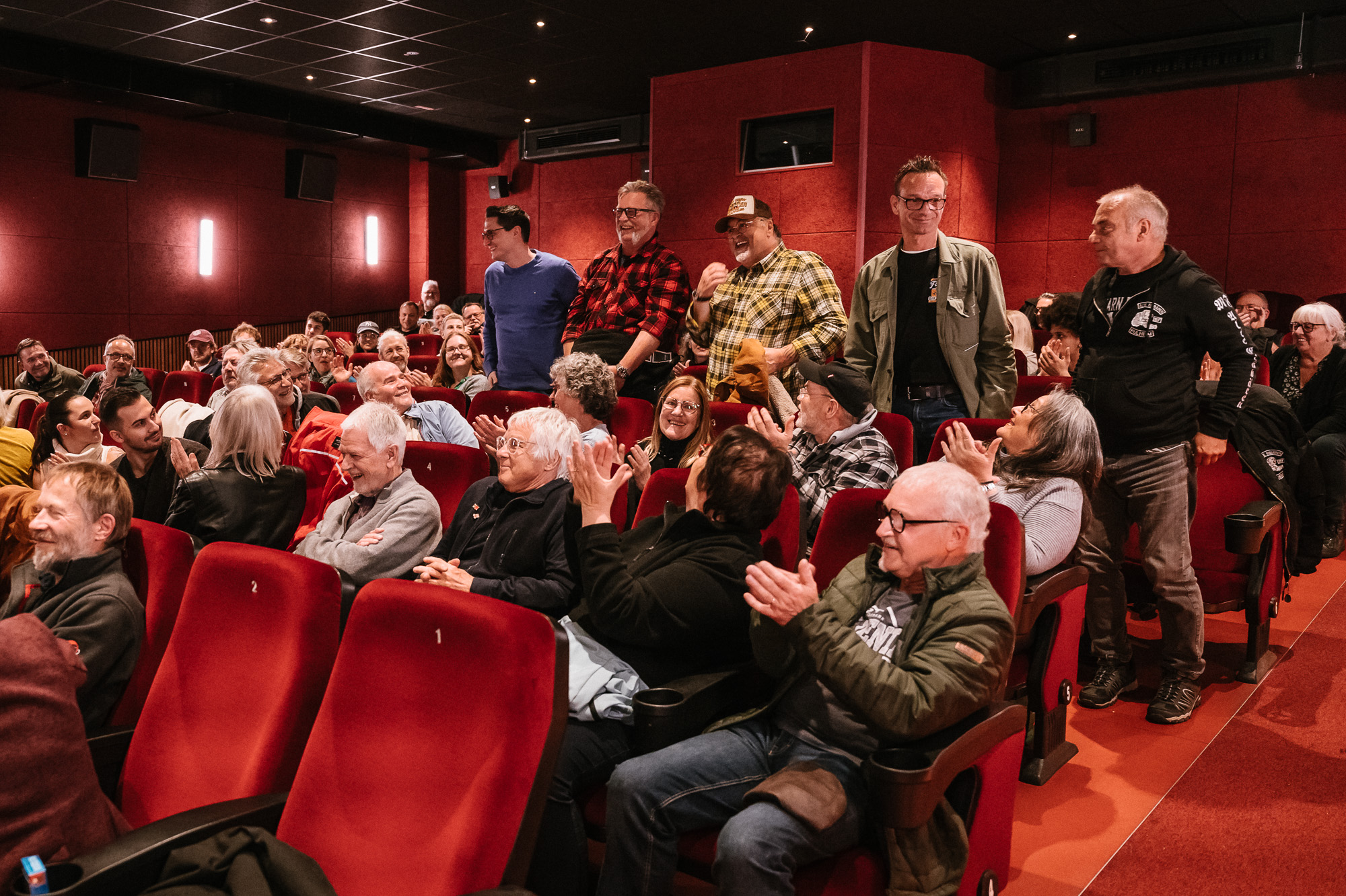 THE FLYING SIXPACKS: Premiere im Metropol