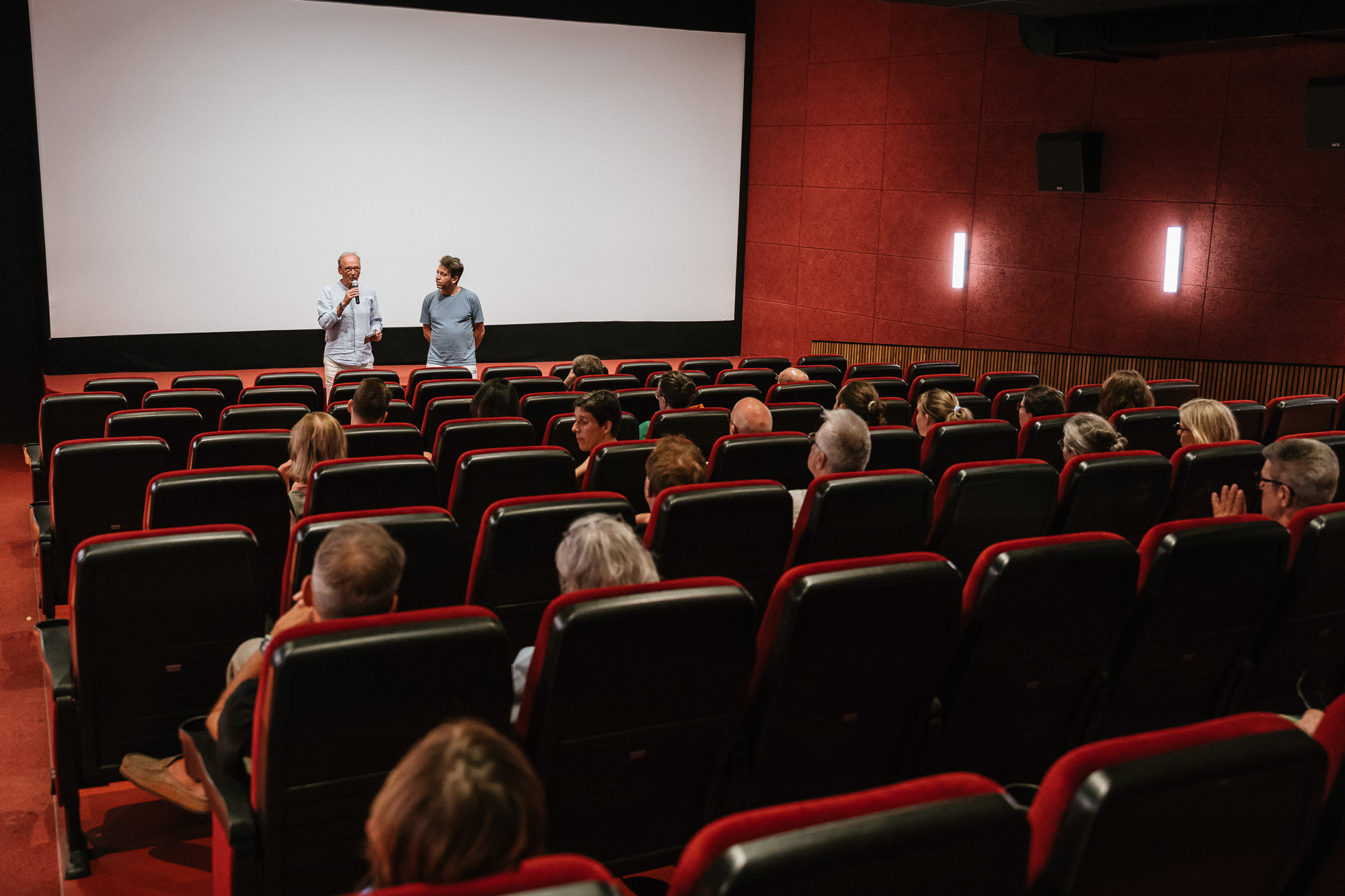 SCHWARZE HÄUSER: Premiere im Metropol