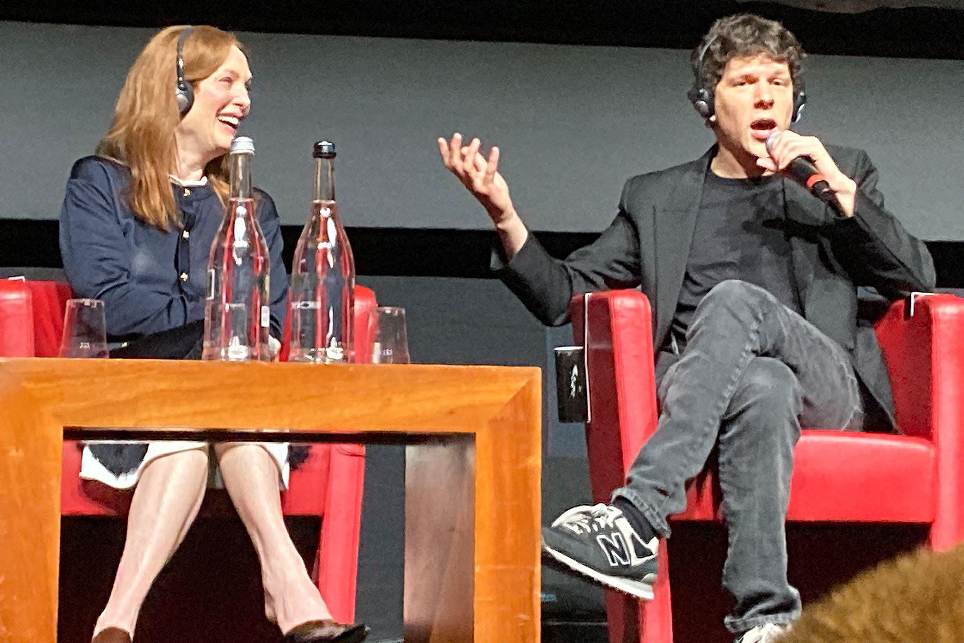 Jesse Eisenberg und Julianne Moore bei der Pressekonferenz zu ihrem Film The Debut