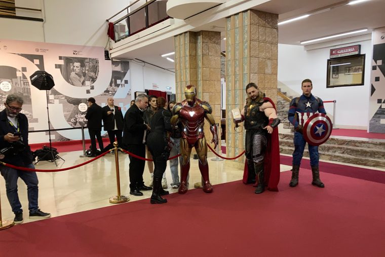 Spannung vor dem Auftritt von Jeremy Renner auf dem Roten Teppich mit den Marvel-Helden, Foto: Anne Wotschke
