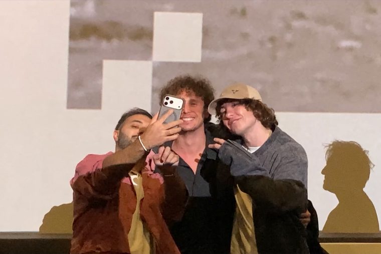 Der irische Schauspieler Barry Keoghan (r.) stellte sich sichtlich mit großem Vergnügen seinen Fans für ein Selfie-Foto zur Verfügung.