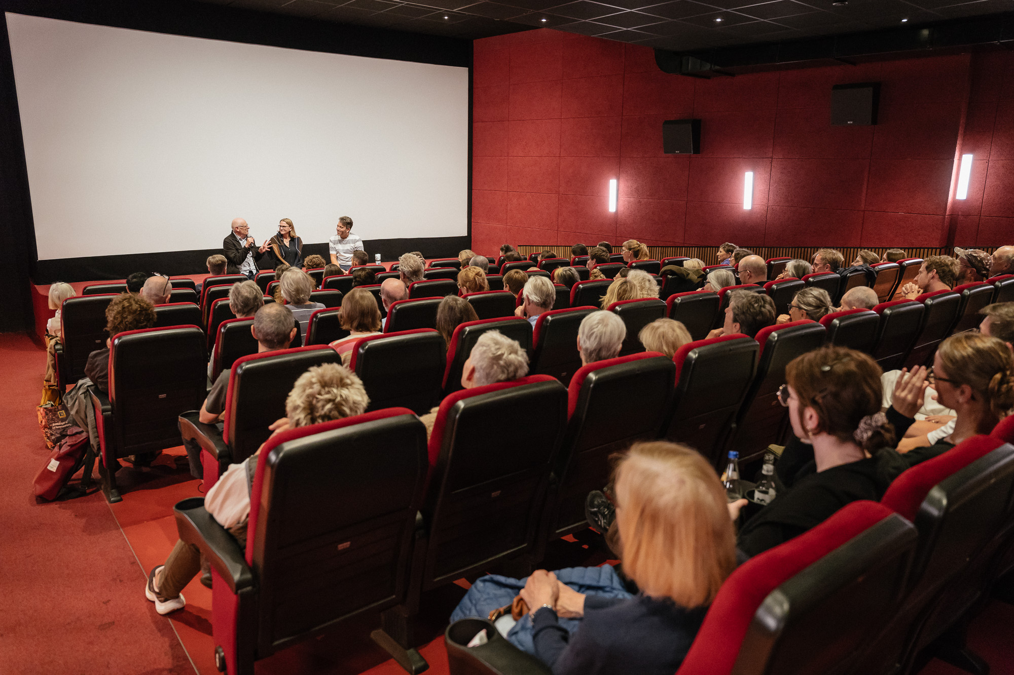 WATCHING PEOPLE WATCHING BIRDS: Premiere im Metropol