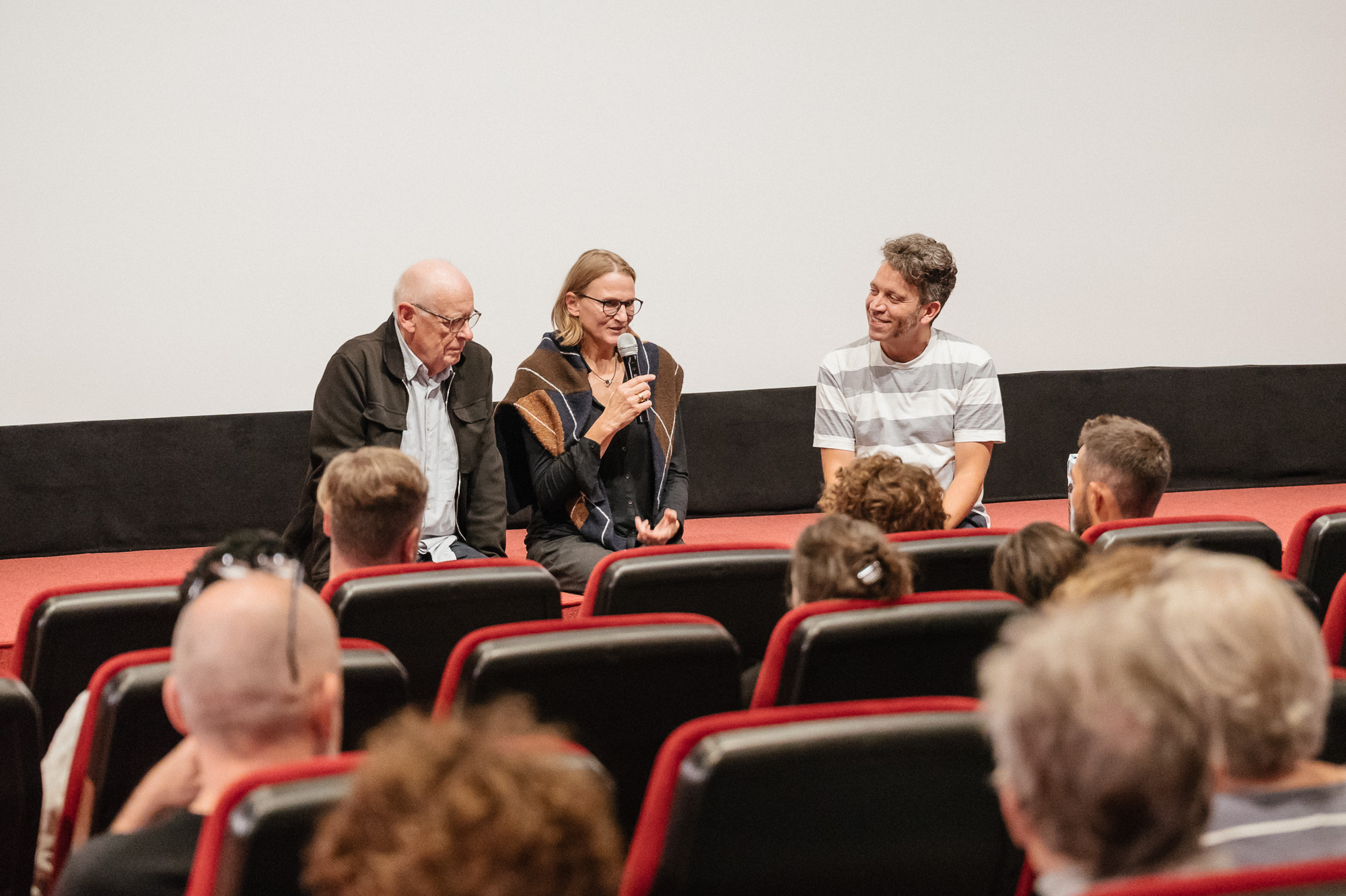 WATCHING PEOPLE WATCHING BIRDS: Premiere im Metropol