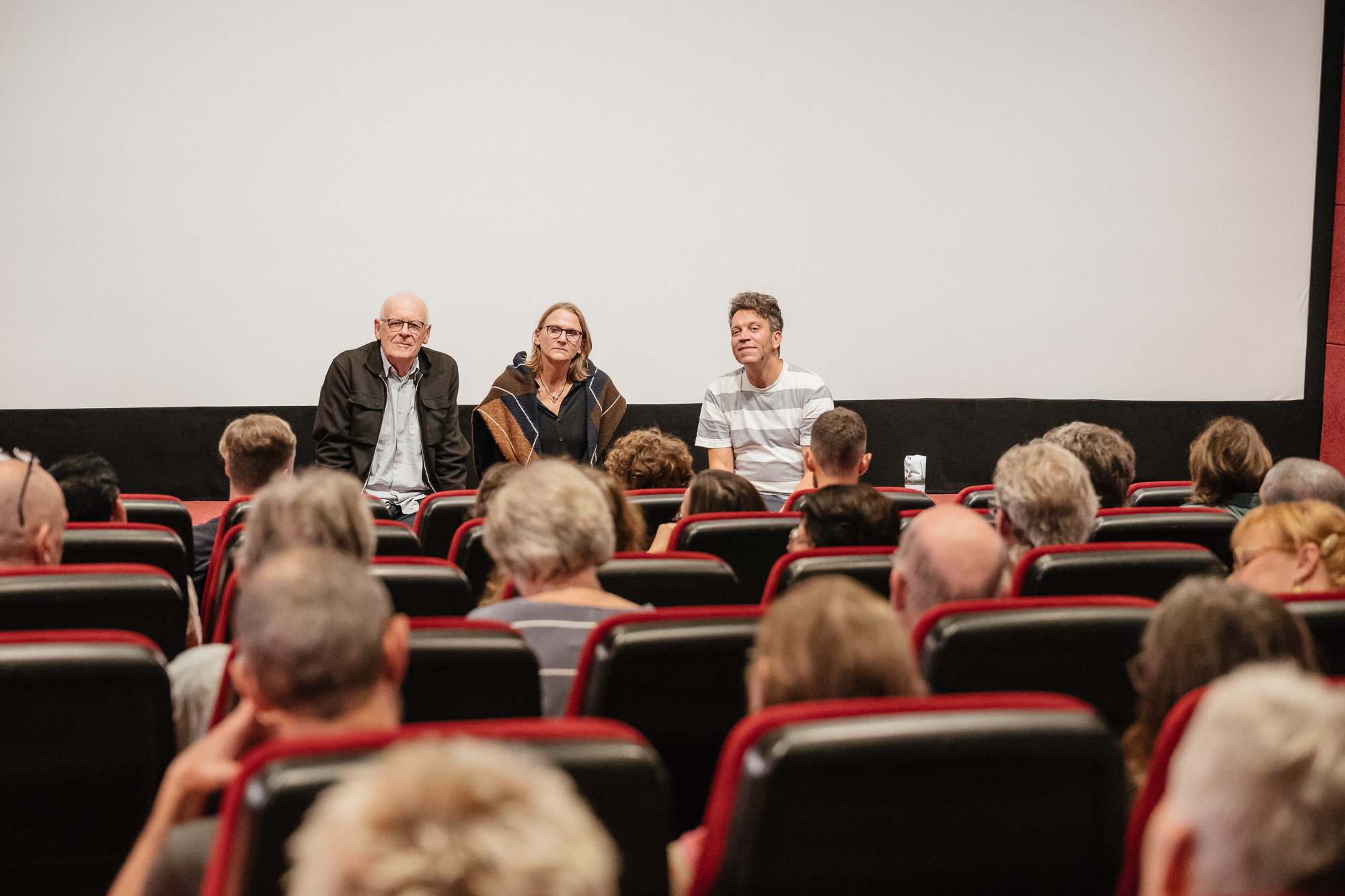 WATCHING PEOPLE WATCHING BIRDS: Premiere im Metropol