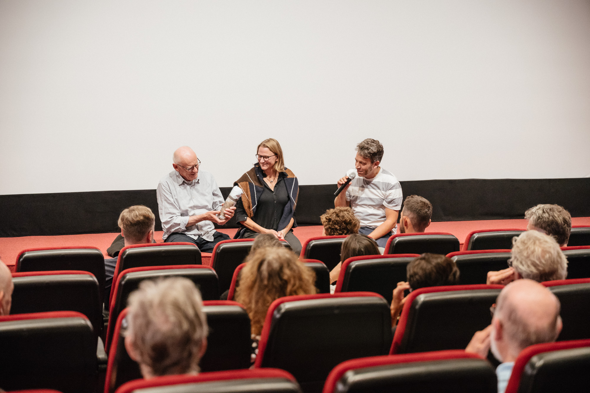 WATCHING PEOPLE WATCHING BIRDS: Premiere im Metropol