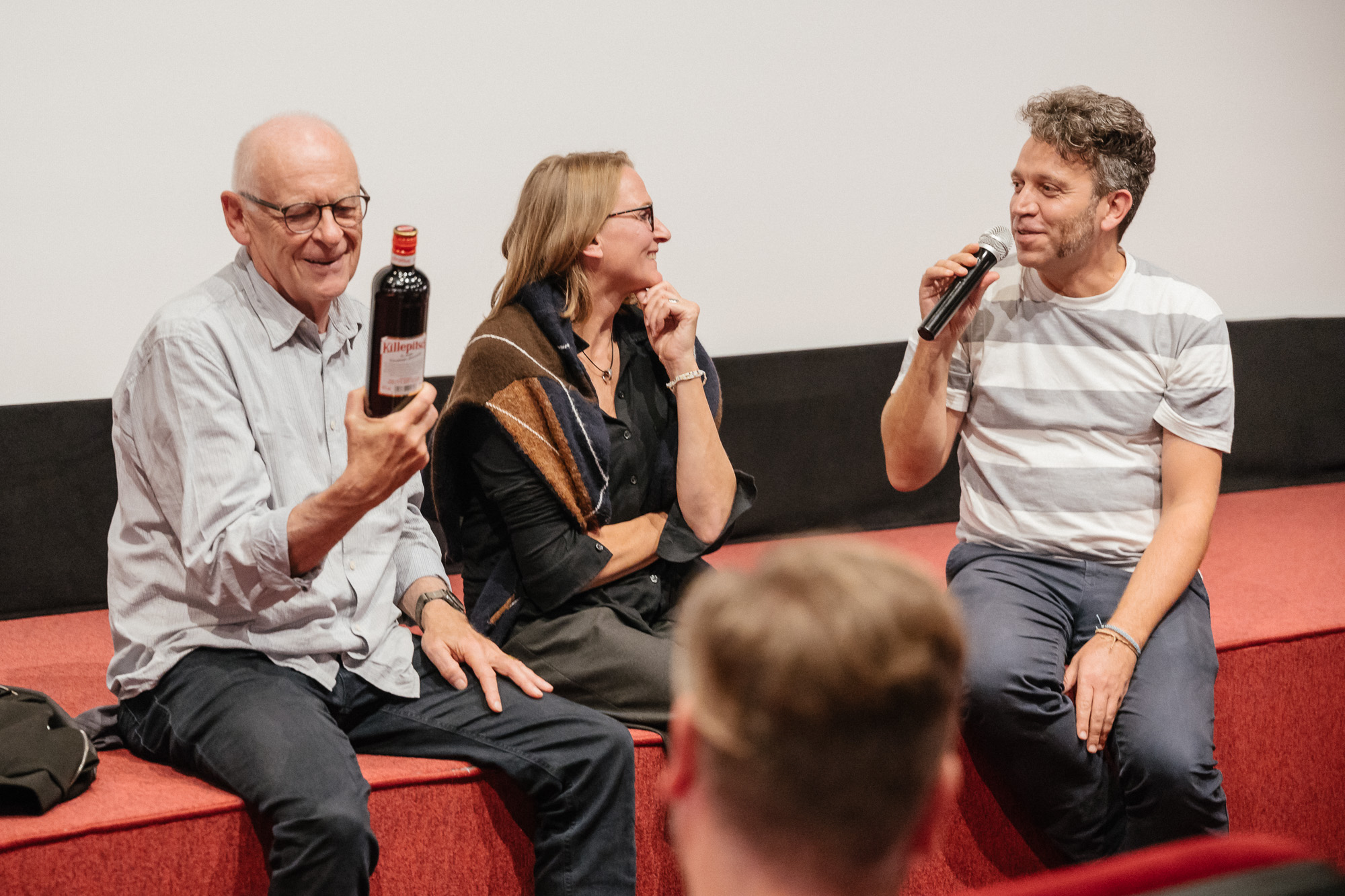 WATCHING PEOPLE WATCHING BIRDS: Premiere im Metropol