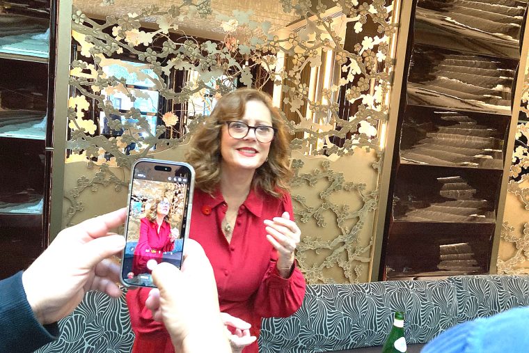 Eine gut gelaunte Susan Sarandon auf der exklusiven Pressekonferenz im Hotel Nabu zu ihrem neuen Film THE ACCOMPANIST in Rom - und mit klaren Aussagen zur Todesstrafe und der Situation in Gaza. Sie ist übrigens Anfang Oktober 80 geworden.
