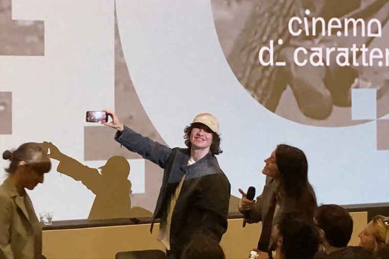 Auch Barry Keoghan wollte eine Erinnerung an diesen schönen Abend haben und machte eine Selfie mit dem ausverkauften Saal im Hintergrund.