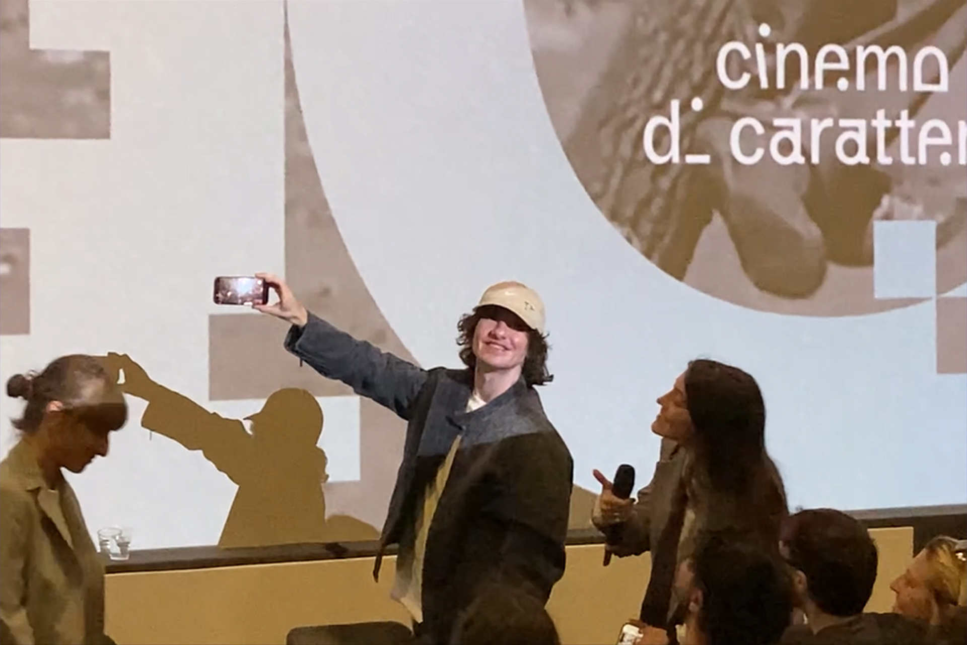 Auch Barry Keoghan wollte eine Erinnerung an diesen schönen Abend haben und machte eine Selfie mit dem ausverkauften Saal im Hintergrund.