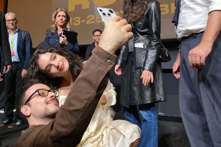 Ein Selfie mit Debra Cassel, der Hauptdarstellerin in Alexandre Castagnettis PHANTOM DER OPER - das wollten viele nach der Pressekonferenz auf dem Filmfest Rom