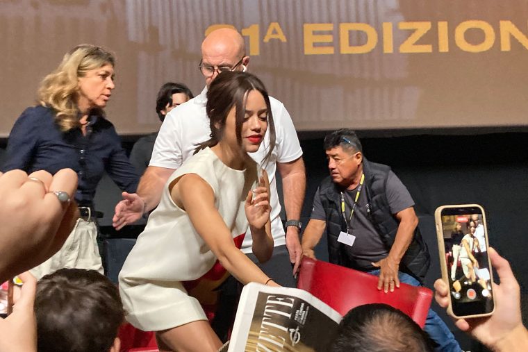 Viel Rummel um Schauspielerin Jenny Ortega und geliebt von den Fans: Gemeinsam mit Regisseur Taika Waititi stellte sie ihren neuen Film KLARA UND DIE SONNE auf dem Filmfest in Rom vor.